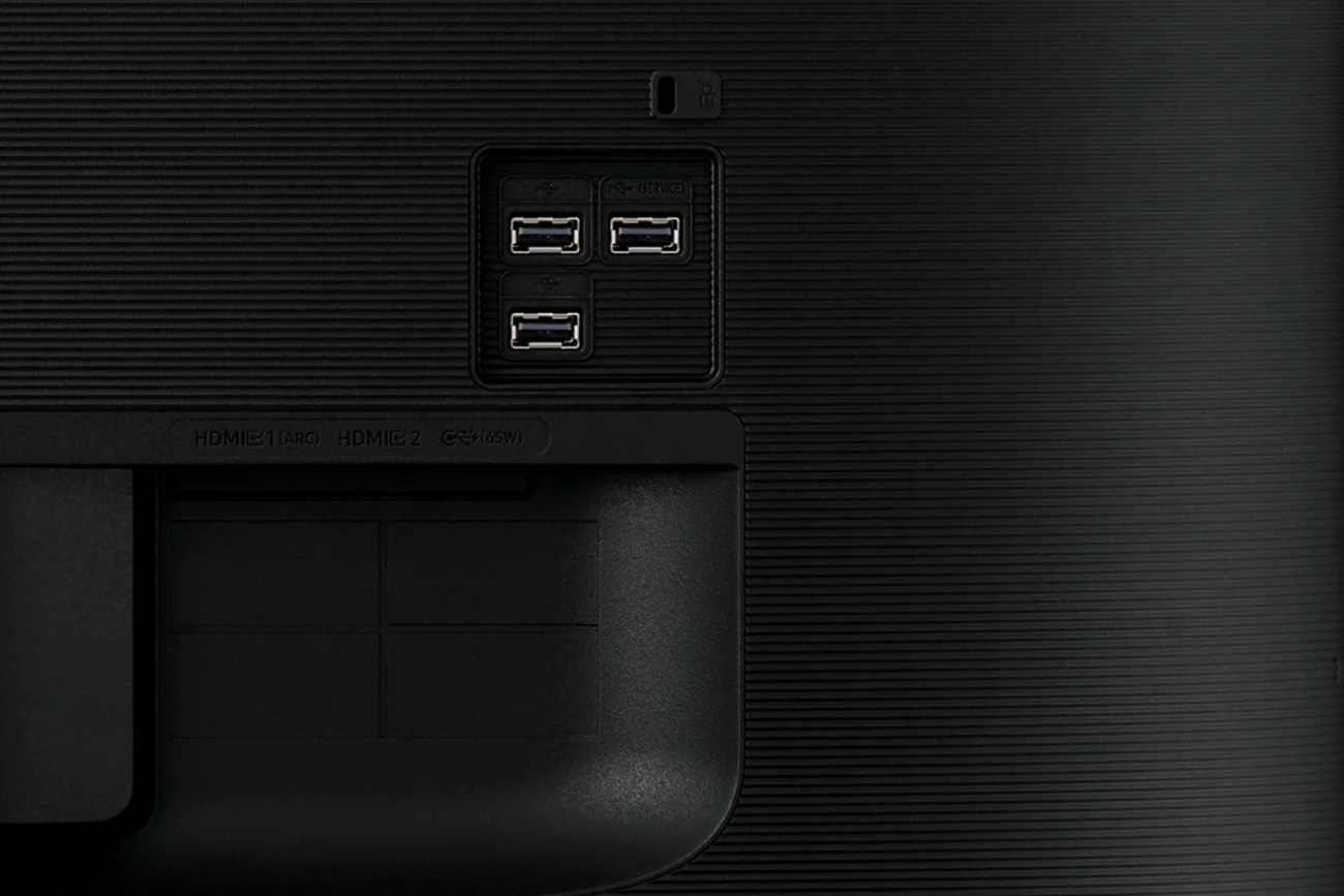 Na pokładzie monitora M7 oprócz wtyczki USB C o uniwersalnym zastosowaniu znajdziemy też 2 klasyczne złącza USB typu A oraz 2 wejścia HDMI dla urządzeń audio/wideo