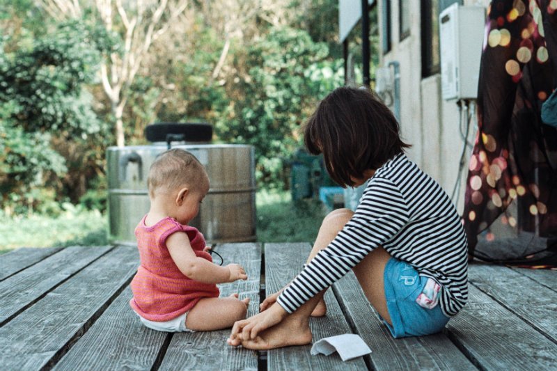 W co się bawić z dziećmi, jeśli dzieli je duża różnica wieku? 5 zabaw dla dzieci
