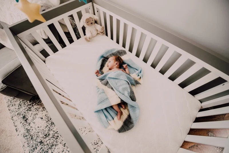 Łóżeczko dostawne, oddzielne czy co-sleeping. Co wybrać?