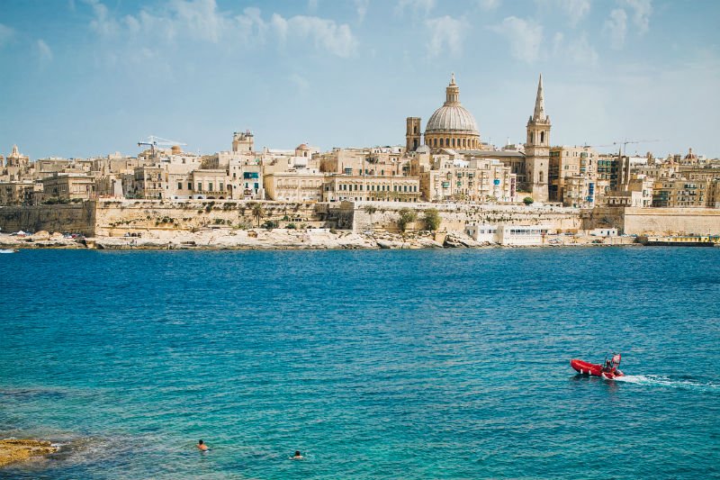 Z roku na rok rośnie zainteresowanie Polaków udziałem w kursach języka angielskiego za granicą. Choć za główny kierunek tych edukacyjnych wyjazdów uchodzi Londyn, to na świecie zasłużoną renomą cieszy się... Malta