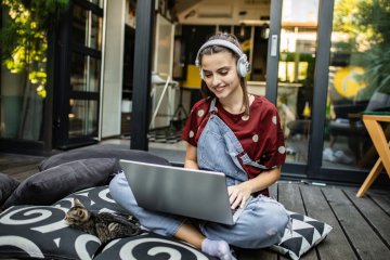 Zakup używanego laptopu dla dziecka może dobrym pomysłem, który pogodzi oszczędzanie w budżecie domowym z potrzebami dziecka. Gdzie znaleźć używany sprzęt? I przede wszystkim, jaki laptop z drugiej ręki wybrać? Podpowiadamy.