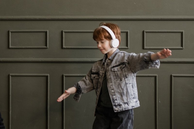dziecko, słuchawki, muzyka, chłopiec słuchający muzyki