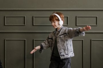 dziecko, słuchawki, muzyka, chłopiec słuchający muzyki