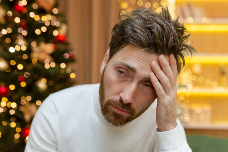 Holiday Blues to rodzaj przytłoczenia i zmartwienia charakterystyczny dla okresu po Bożym Narodzeniu, a przed Nowym Rokiem