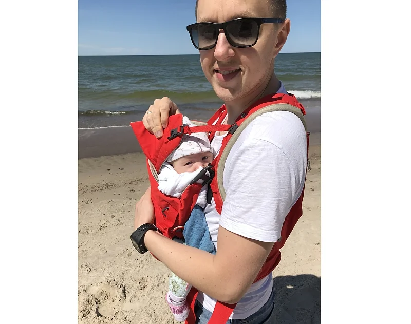 Tomasz Serwotka, dyrektor marketingu kategorii produktów do prania w P&G, ze swoją córką w trakcie urlopu ojcowskiego