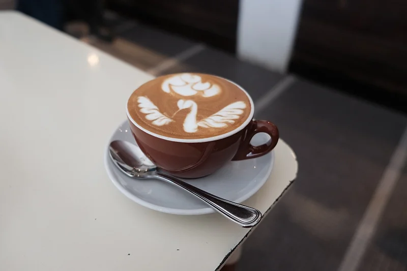 Latte art to sztuka tworzenia wzorów z mleka na powierzchni espresso