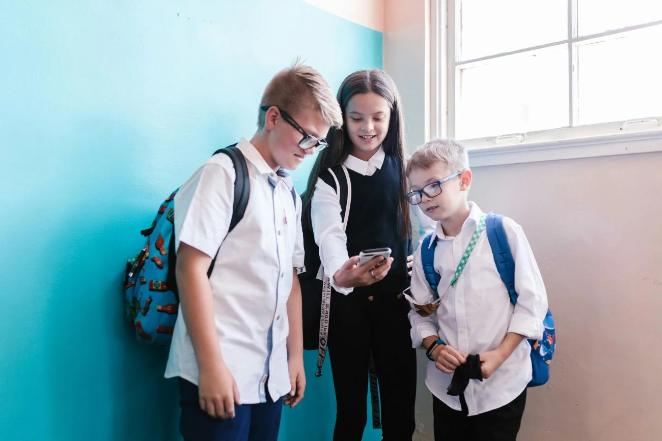 szkoła dzieci uczniowie smartfon