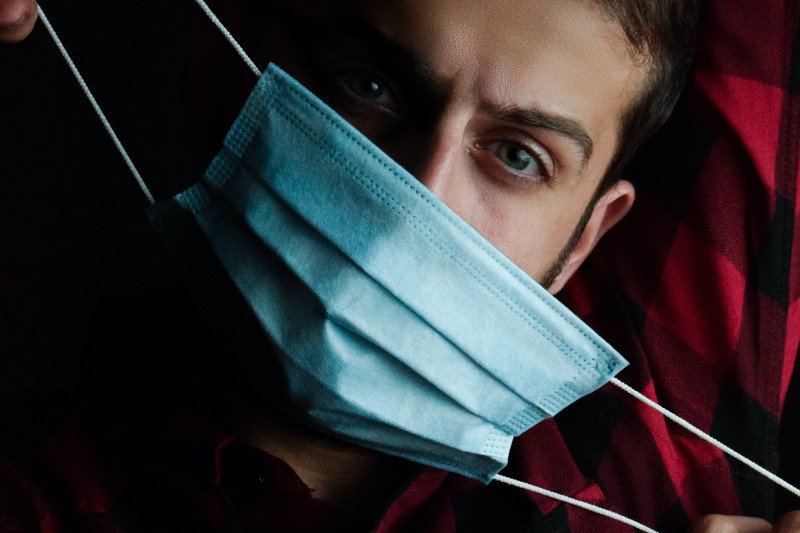 Pandemia zmienia życie towarzyskie. Jak izolacja wpływa na mężczyzn?