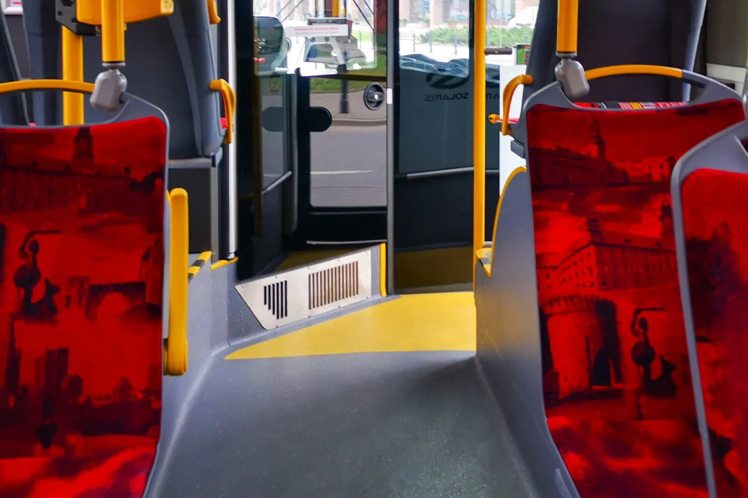 Żółte oznaczenia na podłodze w autobusach