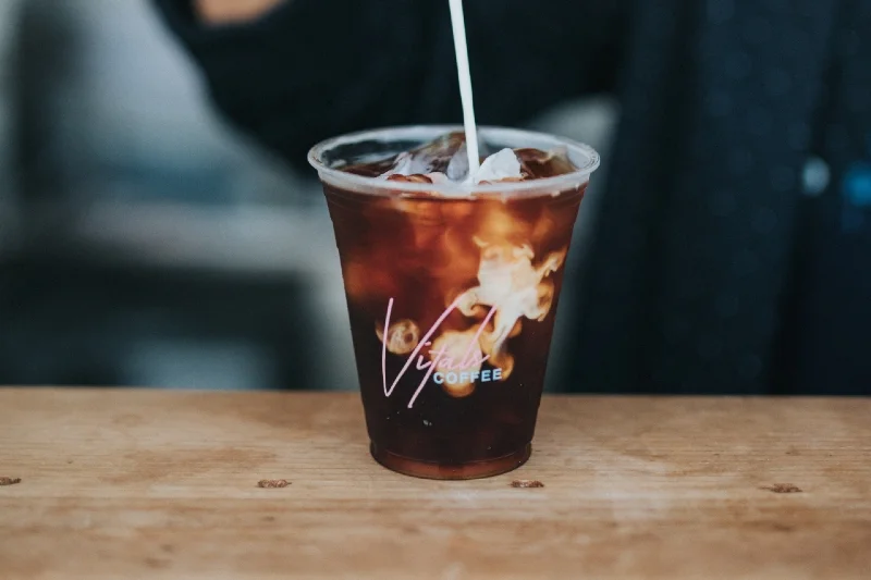 Przyrządzoną techniką cold brew kawę można podawać z lodem i doprawiać rozmaitymi kreatywnymi dodatkami, takimi jak tonik lub sok z rabarbaru