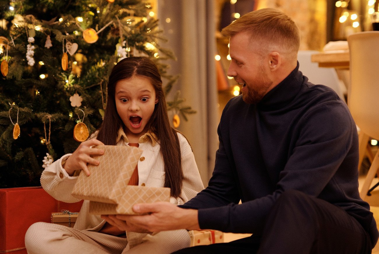 otwieranie prezentów świątecznych