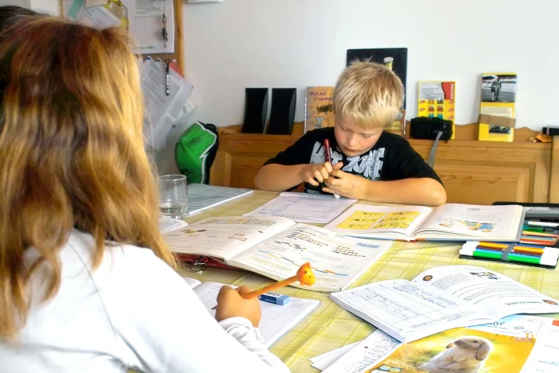 Denerwuje cię odrabianie lekcji z dzieckiem? Oto jak temu zaradzić