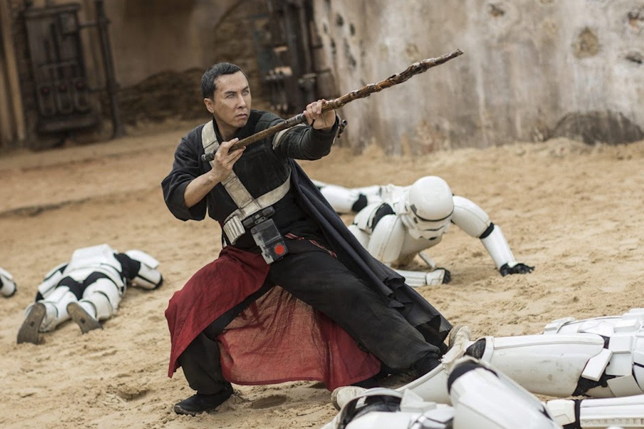 Kadr z filmu "Łotr 1", Chirrut