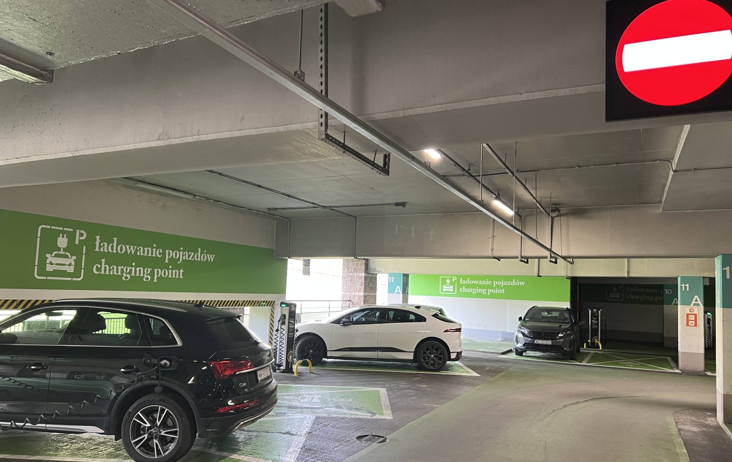 Ładowanie samochodu elektrycznego bywa problematyczne.