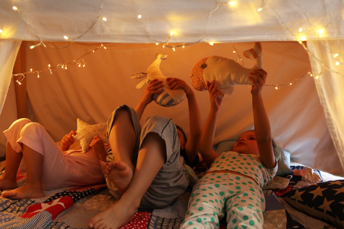 fort, jak zbudować fort z poduszek i kocy, budowa fortu dla dzieciaków