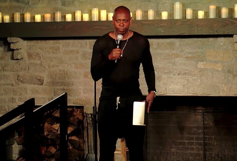 Dave Chappelle podczas swojego występu specjalnego "8:46" dla Netflixa