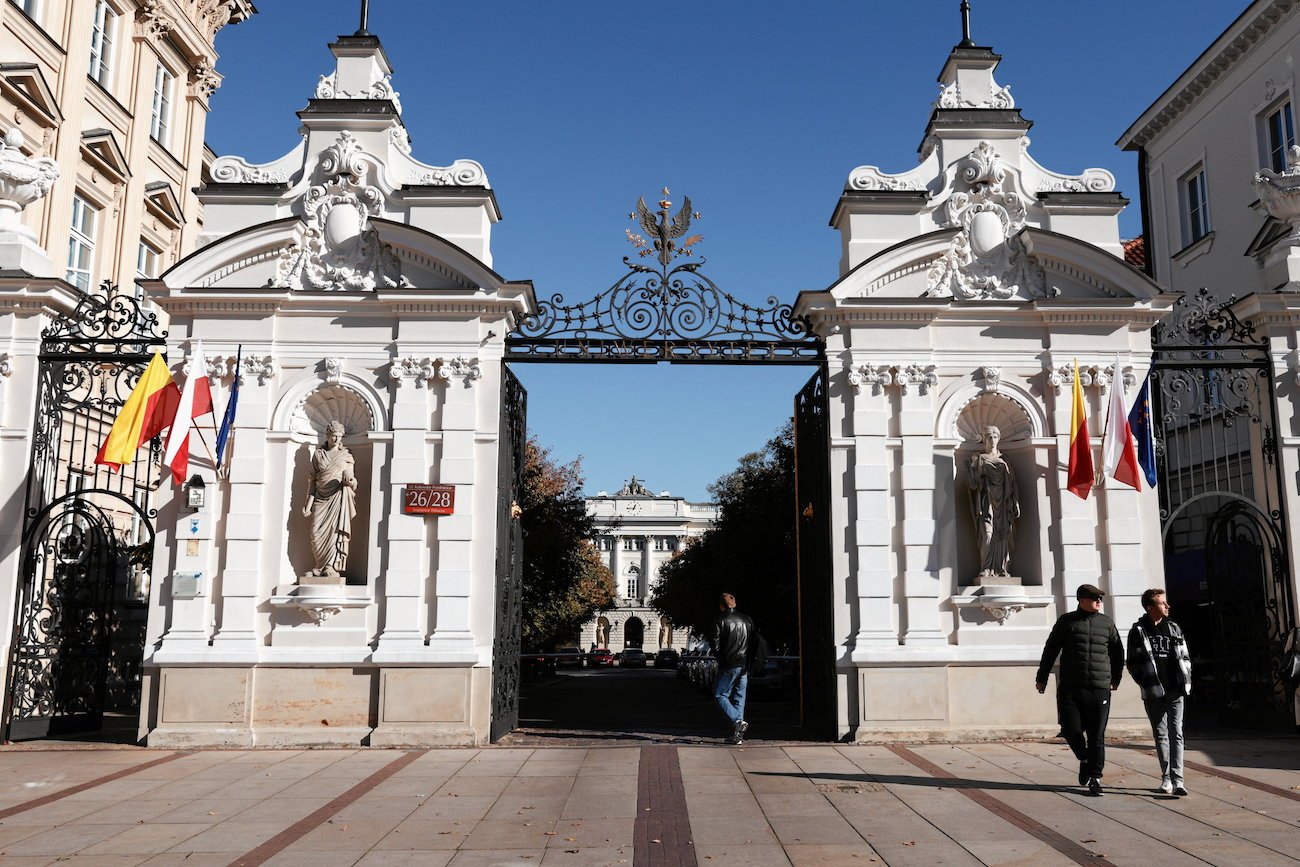 studenci wchodzą na kampus Uniwersytetu Warszawskiego