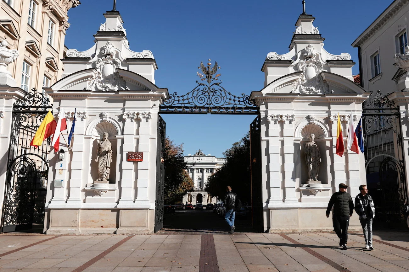 studenci wchodzą na kampus Uniwersytetu Warszawskiego