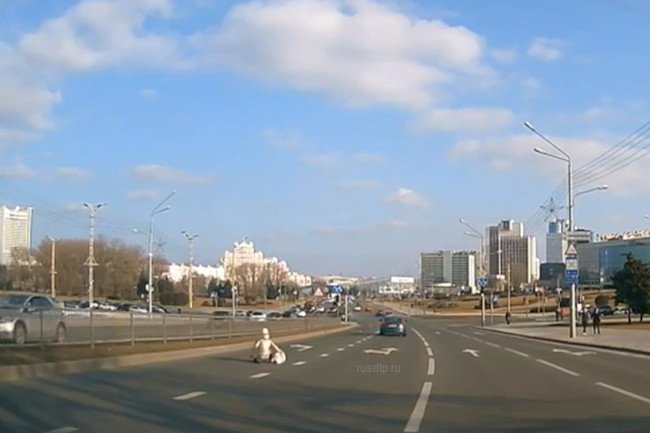 Dziecko prawie wpadło pod auto. Rzuciło się na jezdni na kolana