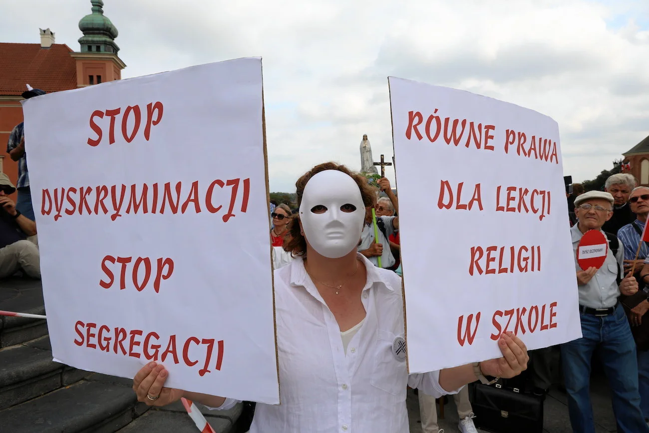 protest przeciwko zmianom w lekcjach religii na Placu Zamkowym w Warszawie