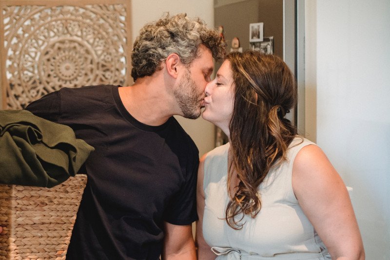 "Kocham cię, że ojeju". 10 kroków do bycie jeszcze lepszym mężem od zaraz