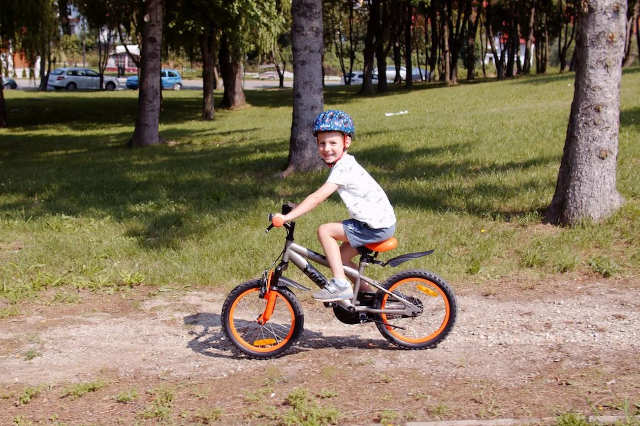 Jak nauczyć dziecko jazdy na rowerze? Rady Bartosza Huzarskiego