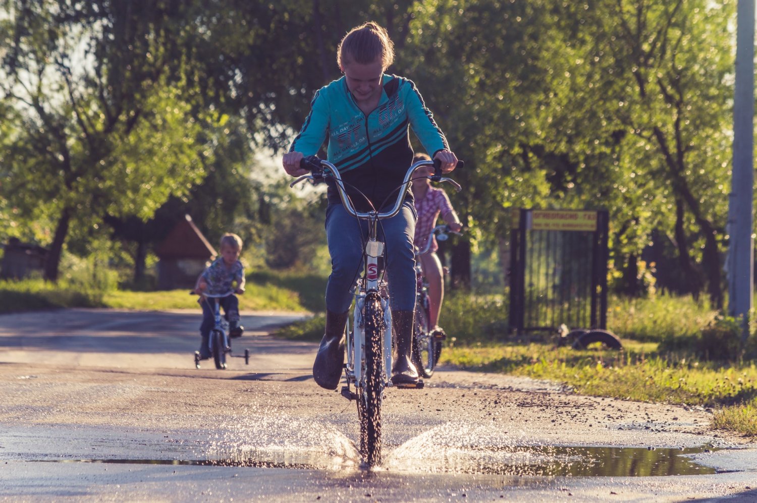 Swobodna zabawa wspiera rozwój i rozwija samoocenę dziecka.