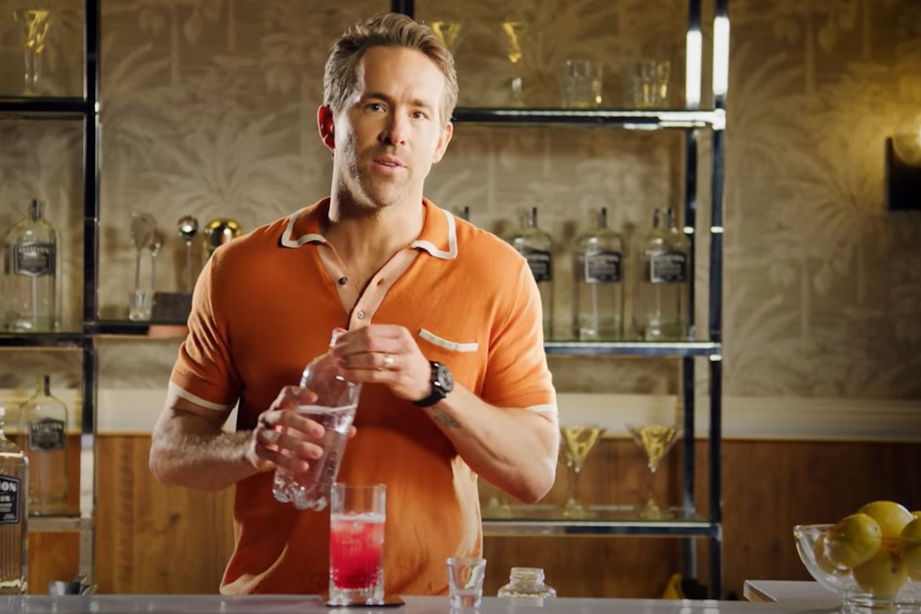 Tej reklamy nie zapomnicie! Ryan Reynolds serwuje koktajl "Wazektomia"