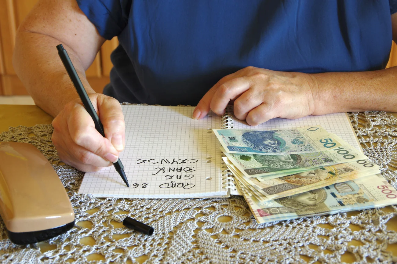 finanse, budżet domowy, oszczędzanie, pieniądze