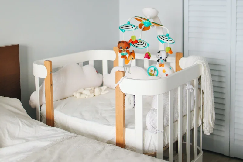 Łóżeczko dostawne, oddzielne czy co-sleeping. Co wybrać?