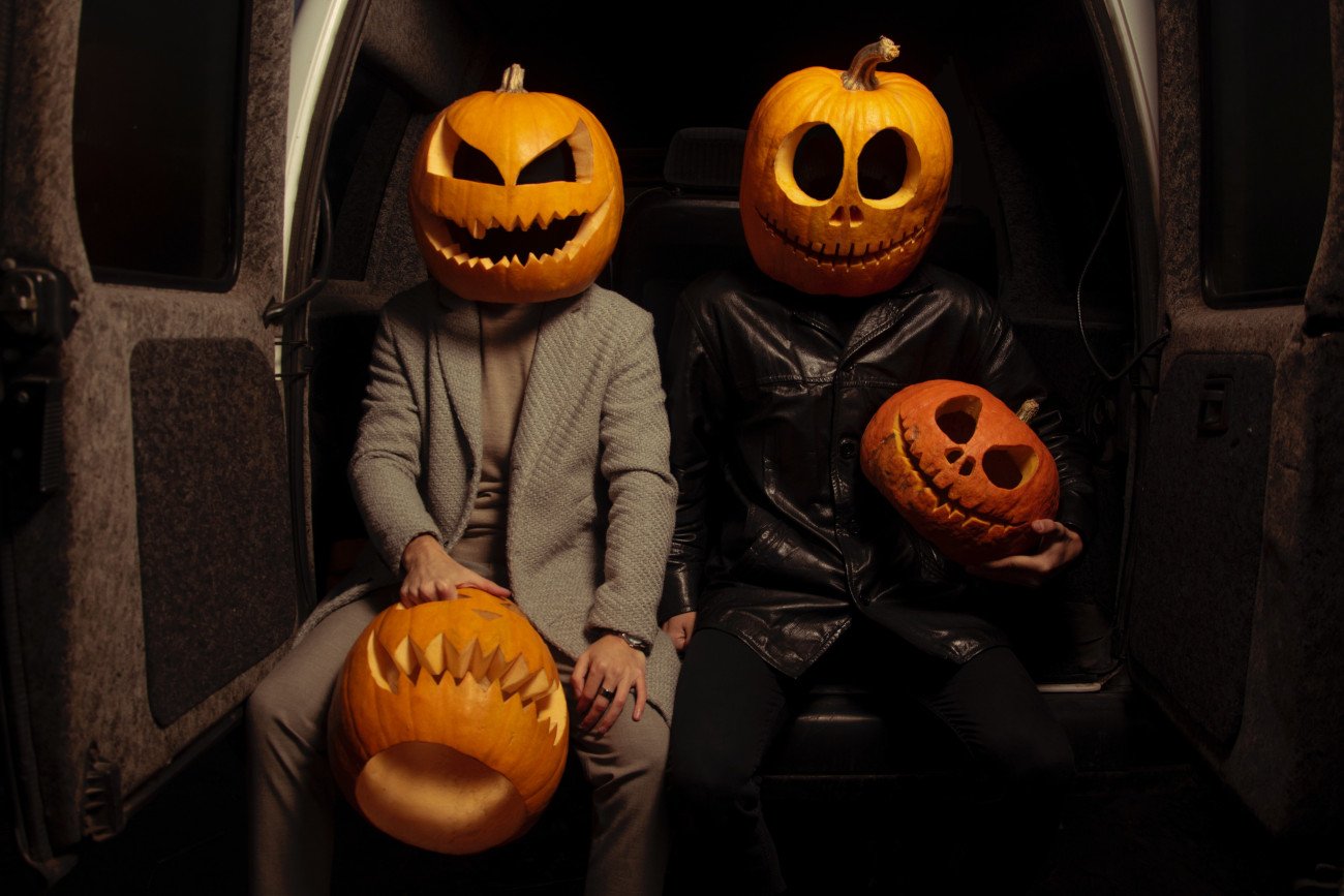 Zrób to jak profesjonalista. Wycinanie strasznej dyni krok po kroku