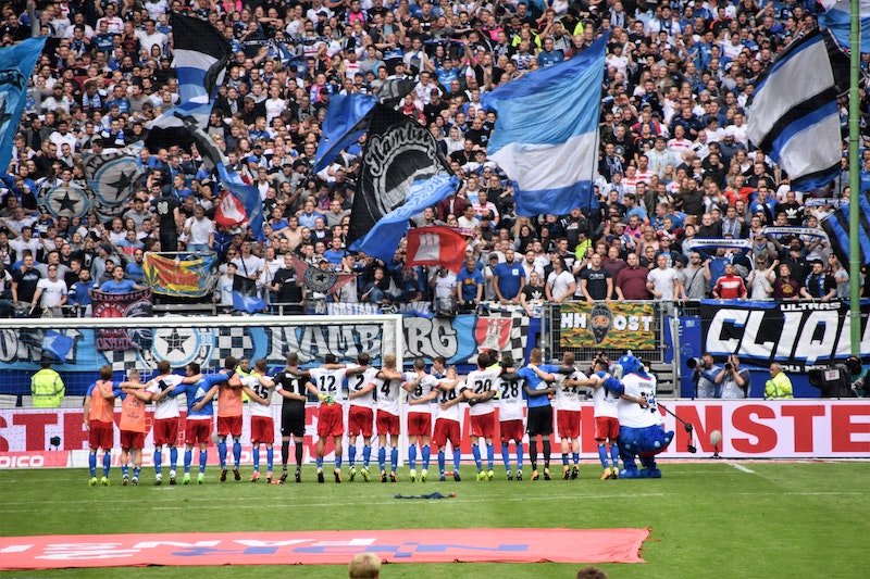 Piłkarze zespołu Hamburger SV dziękują kibicom za doping podczas meczu. Z badań wynika, że wsparcie kibiców na własnym stadionie naprawdę przekłada się na wyniki meczów.