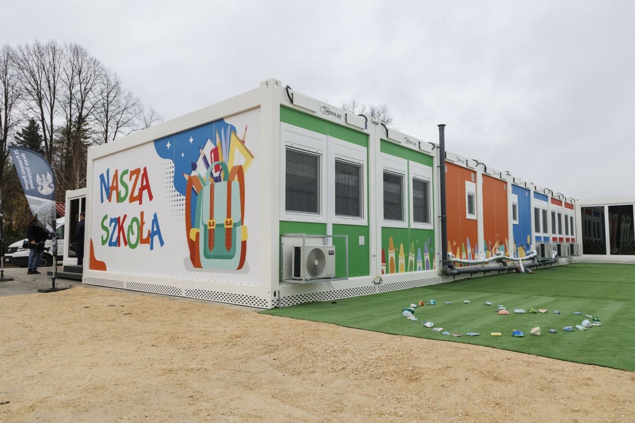 Uczniowie z miejscowości, przez które przeszła niedawna powódź, nie będą zwolnieni z egzaminów ósmoklasisty. MEN oferuje im jednak wsparcie psychologów i dodatkowe zajęcia edukacyjne.