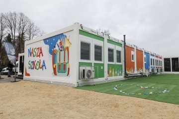 Uczniowie z miejscowości, przez które przeszła niedawna powódź, nie będą zwolnieni z egzaminów ósmoklasisty. MEN oferuje im jednak wsparcie psychologów i dodatkowe zajęcia edukacyjne.