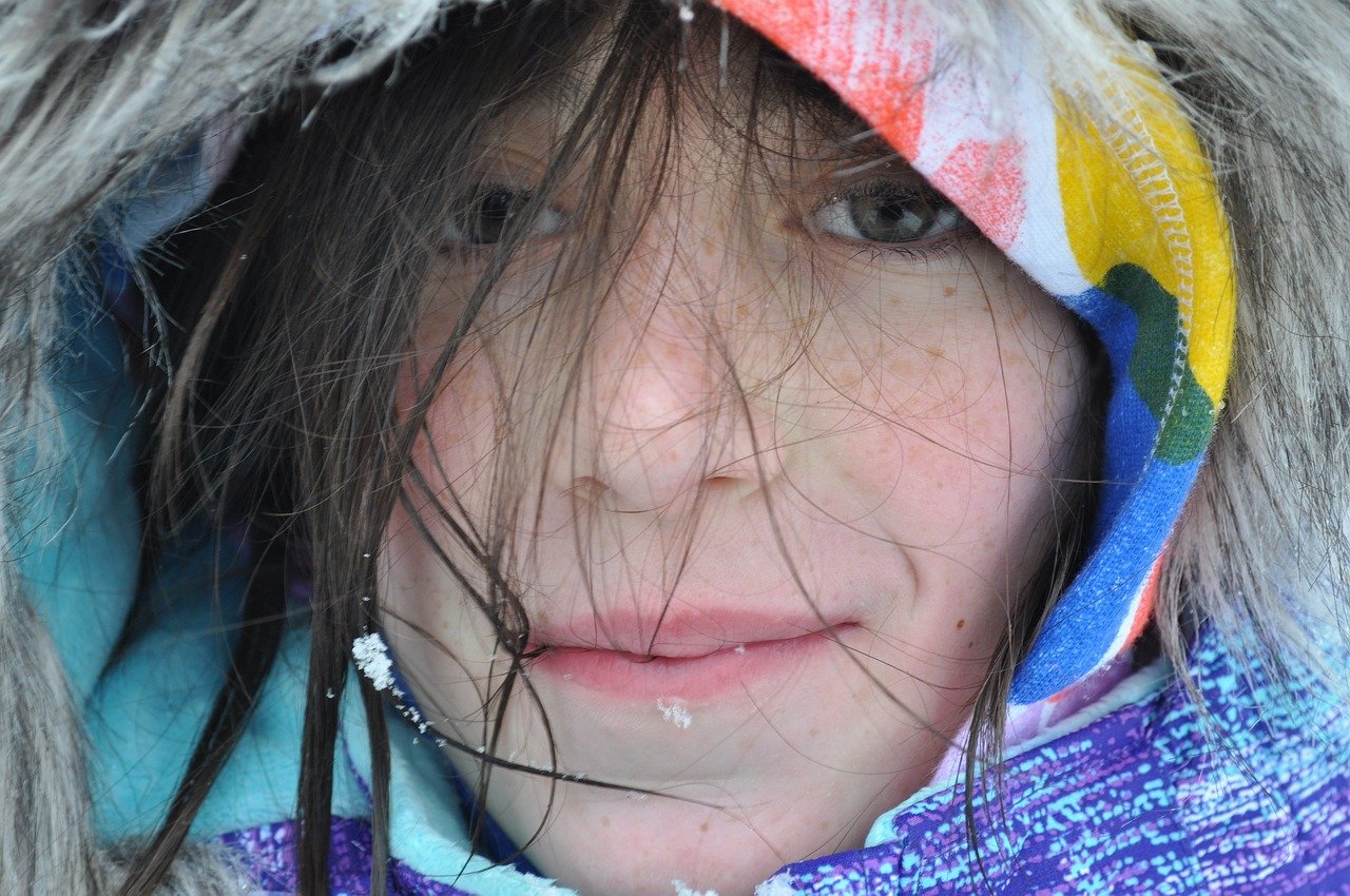 Elektryzująca garderoba potrafi być zmorą dla włosów