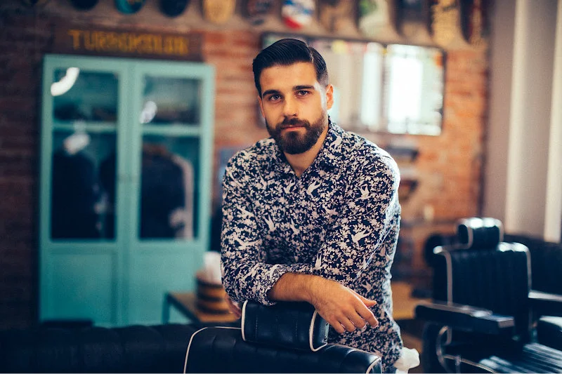 Kacper jest barberem w barbershopie "Ferajna" w Warszawie