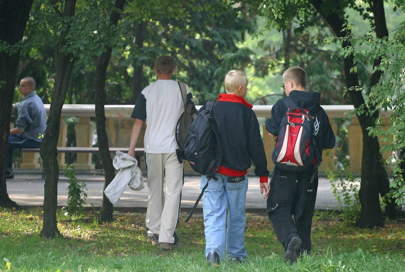 uczniowie zamiast na lekcję wyruszają do parku
