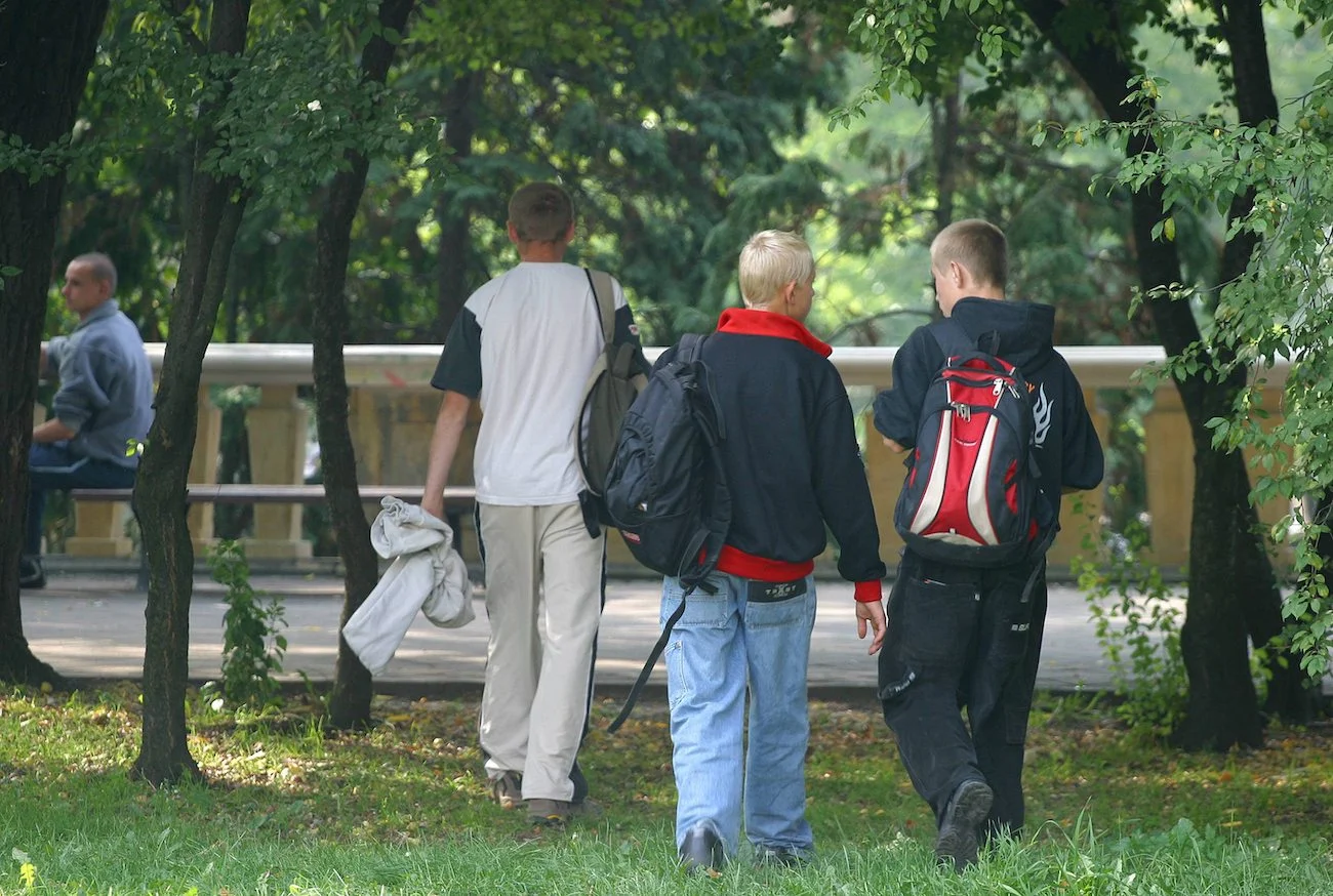 uczniowie zamiast na lekcję wyruszają do parku