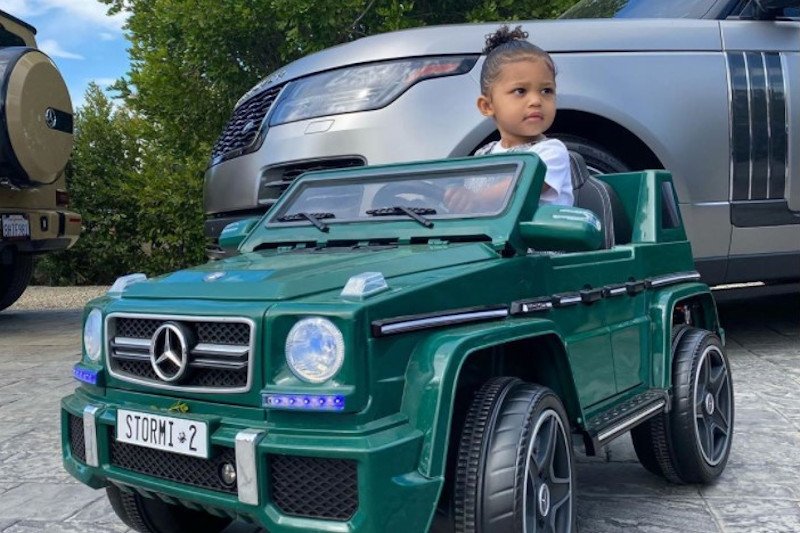 samochód na akumulator, samochód, dziecko, auto na akumulator dla dziecka, Stormi, Kylie Jenner, zabawki dla dziecka, dziecko z aucie