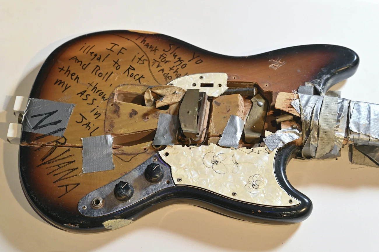 Roztrzaskany Fender Kurta Cobaina z 1973 roku