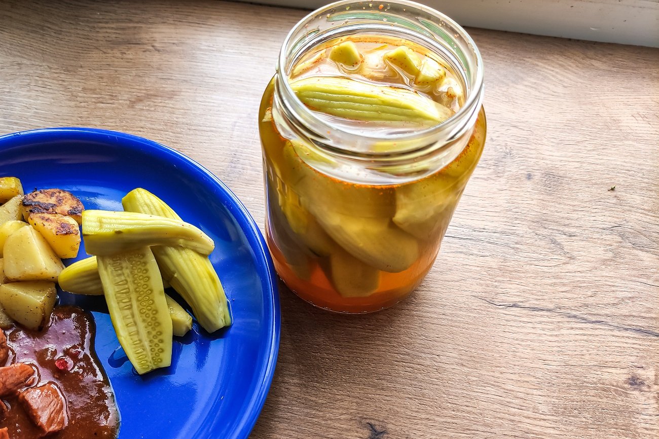 Ogórki z tą zalewą świetnie smakują z grillowanymi i pieczonymi daniami, a także jako dodatek do kanapki.