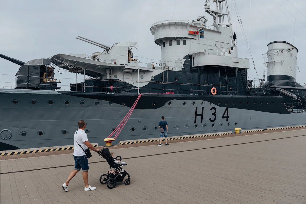 mężczyzna z wózkiem spaceruje po Skwerze Kościuszki w Gdyni