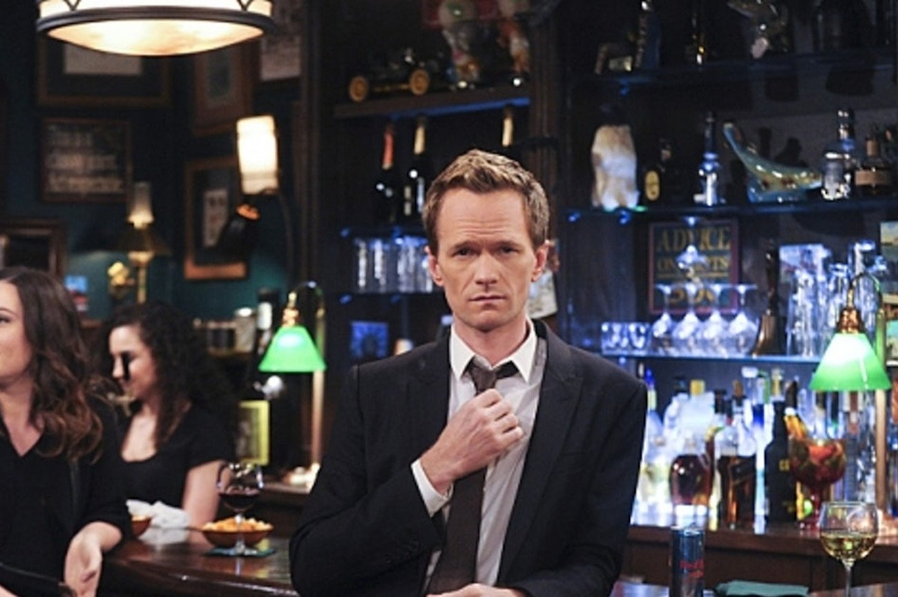 Kadr z serialu "Jak poznałem wasza matkę", Barney Stinson