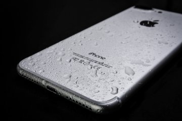 Istnieje kilka sprawdzonych sposobów na reanimację zalanego telefonu