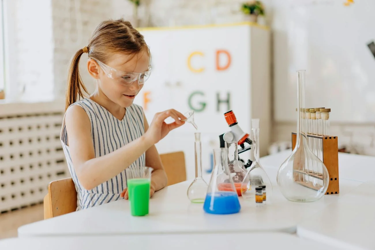 dziecko laboratorium eksperyment