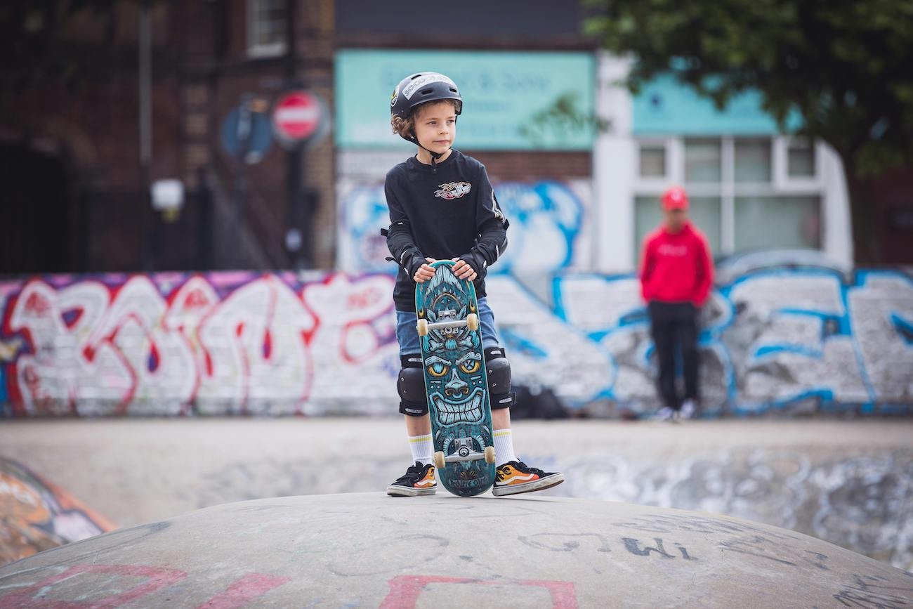 dziecko deskorolka skatepark