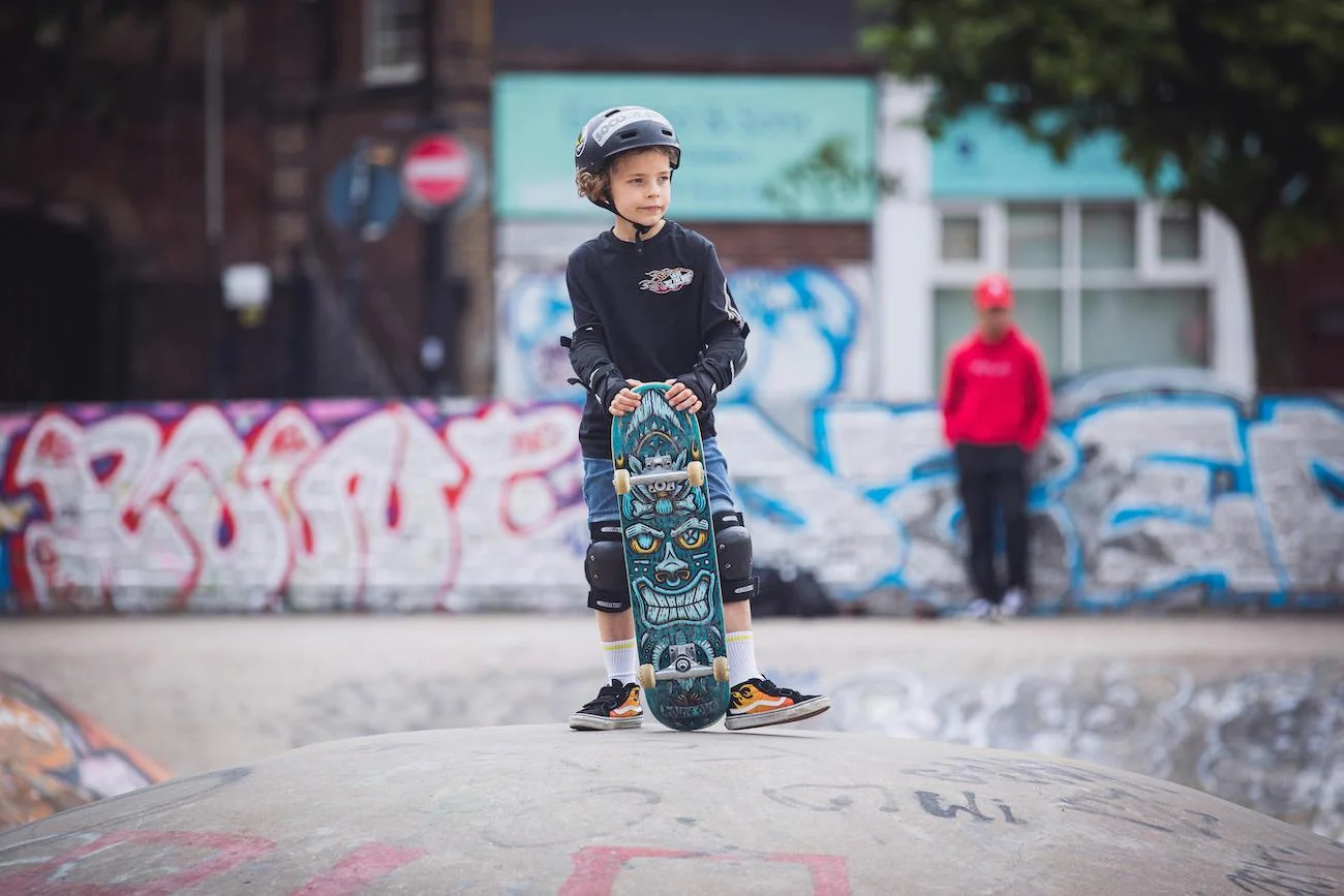 dziecko deskorolka skatepark