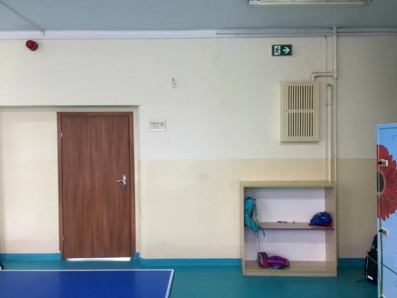 Klasyczna polska szkoła z olejną lamperią w kolorze beżowym