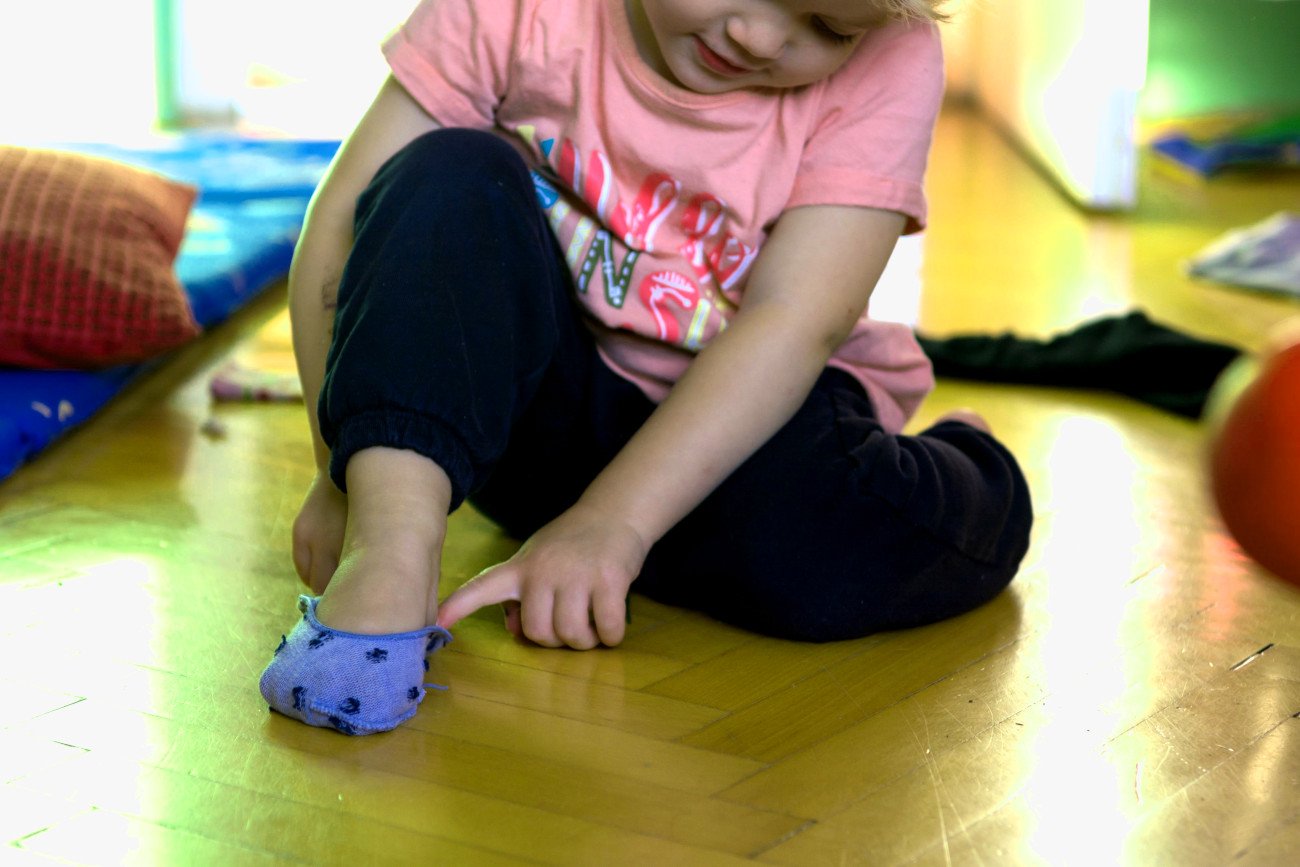 poranek, wyjście do szkoły, zakładane butów, jak nauczyć dziecko dyscypliny