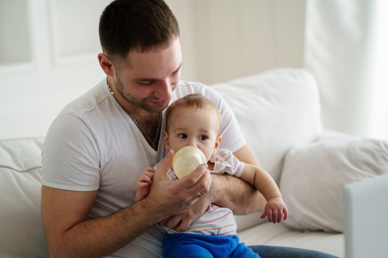 Wspólne karmienie zbliża i zacieśnia więź między Tobą i dzickiem